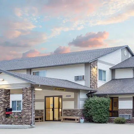 Super 8 By Wyndham Waverly-3