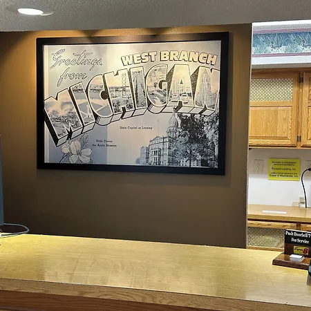 Super 8 By Wyndham West Branch-3