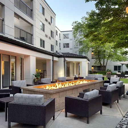 Courtyard Edison Woodbridge-3