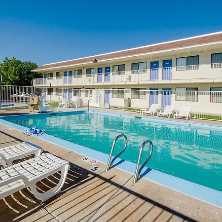 Motel 6 Thornton-3