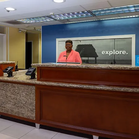 Hampton Inn & Suites Jacksonville Deerwood Park-3