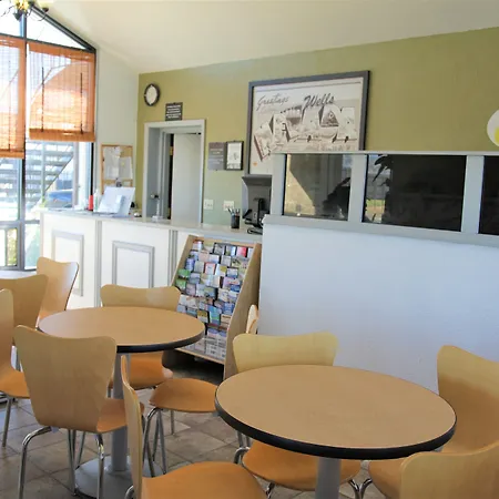 Super 8 By Wyndham Wells-3