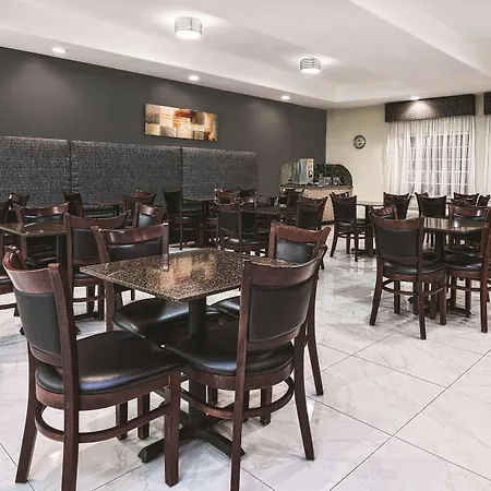La Quinta Inn & Suites By Wyndham Mercedes Outlet Mall-2