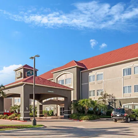 La Quinta Inn & Suites By Wyndham Mercedes Outlet Mall-3