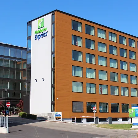 Holiday Inn Express Zürich Airport, an IHG Hotel-3