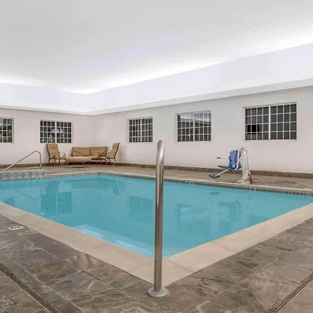 Super 8 By Wyndham Cedar Falls-3