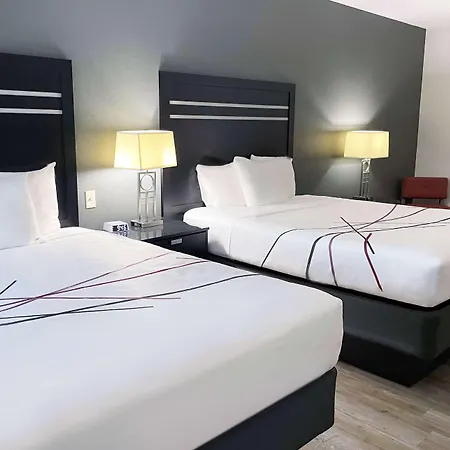 La Quinta Inn & Suites By Wyndham Tulsa Midtown-2