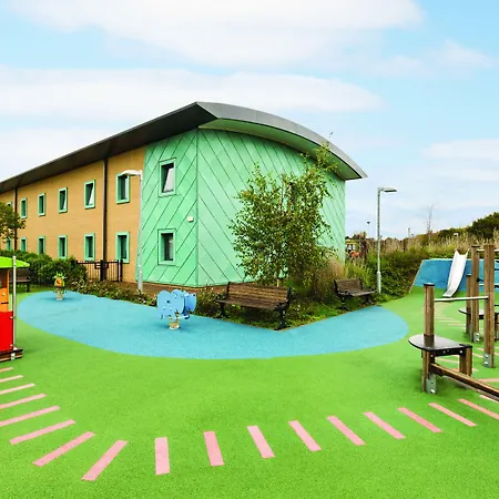Ramada By Wyndham Cobham-3