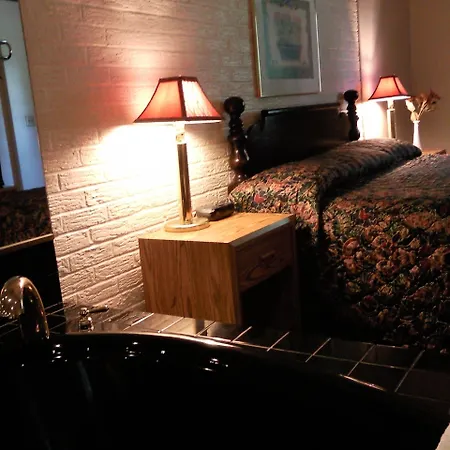 Colonial Inn Mercer-Grove City-2