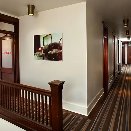 Commodore Hotel-3