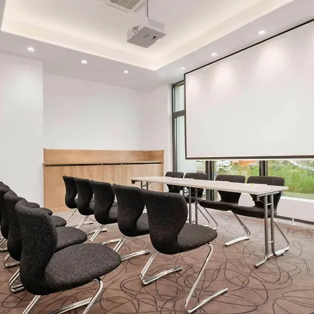 Super 8 By Wyndham Munich City North-3