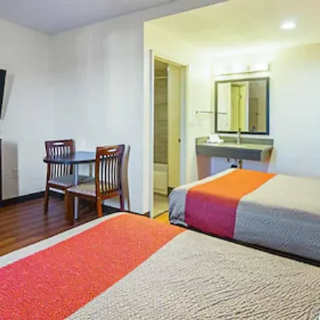Motel 6 Maple/Main-3