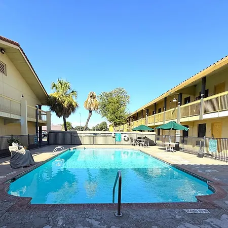 Townhouse Garden Inn & Suites San Antonio I 35-3