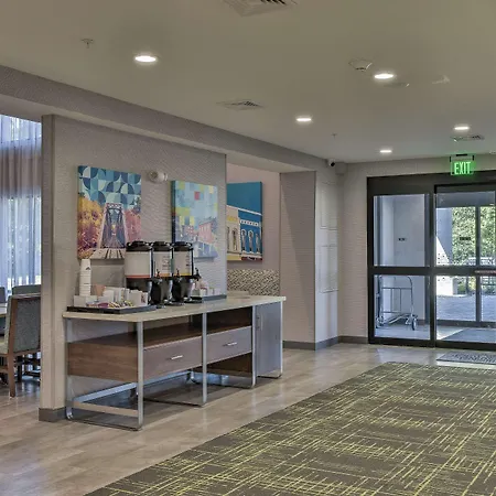 Hampton Inn & Suites Keene-3