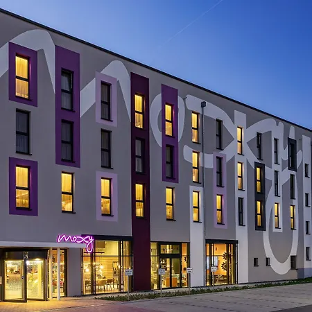 Moxy Simmern-2
