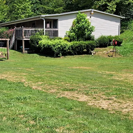Blue Sky Inn: Pet-Friendly Oasis with Renovated Rooms-2