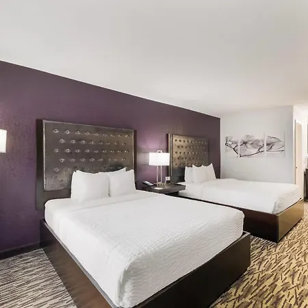 Clarion Inn & Suites Across From Universal Orlando Resort-2