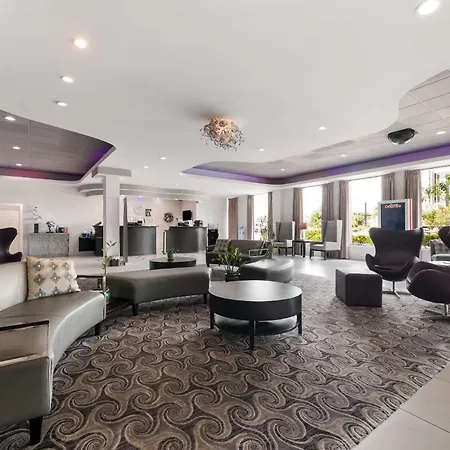 Clarion Inn & Suites Across From Universal Orlando Resort-2