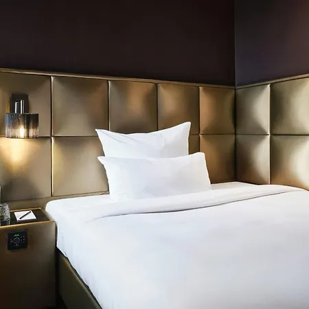 Roomers Frankfurt Central, Autograph Collection-2