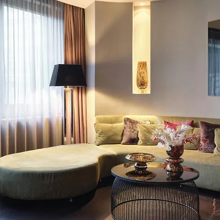 Roomers Frankfurt Central, Autograph Collection-2