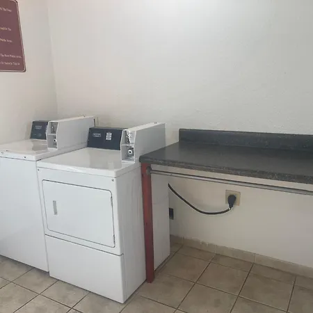 Red Roof Inn & Suites Hinesville Renovated With Breakfast-3