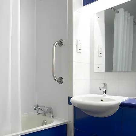 Travelodge Birmingham Maypole-3