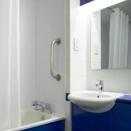 Travelodge Birmingham Fort Dunlop-3