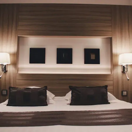Hotel Le Grillon-3