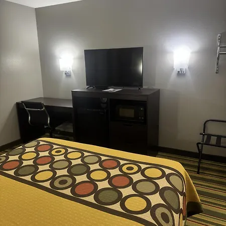 Super 8 By Wyndham Chanute-3
