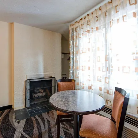 Quality Inn Creekside - Downtown Gatlinburg-2