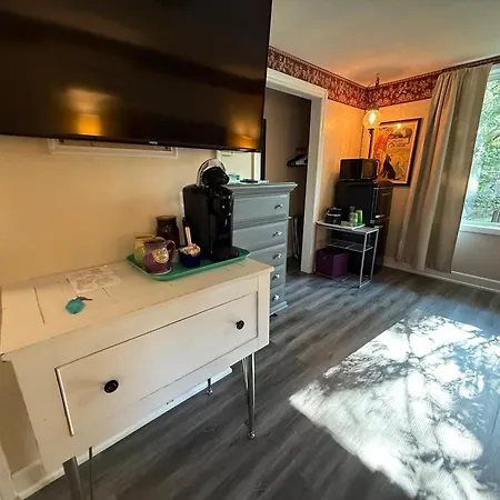 Sherwood Court Cottages & Guest Rooms-2