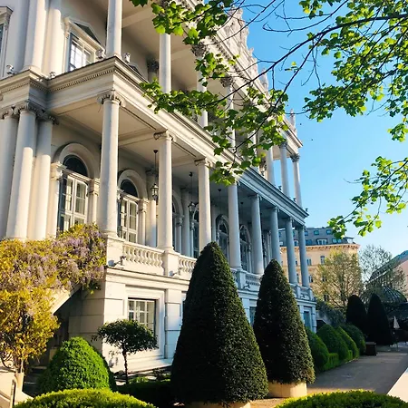Palais Coburg-2