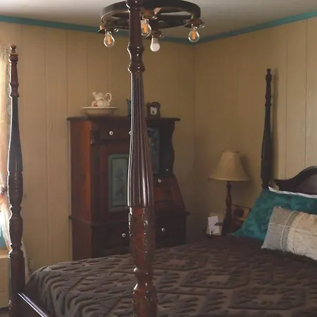 Tombstone Bordello Bed & Breakfast-3