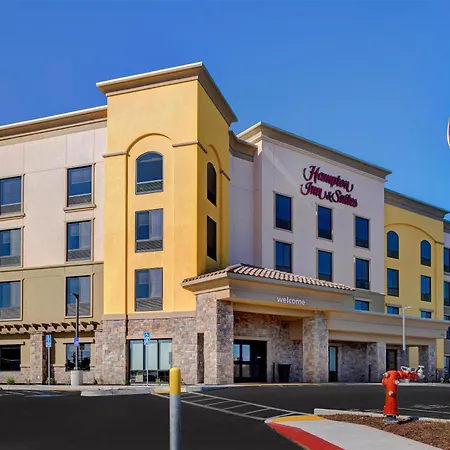 Hampton Inn & Suites Marina-3