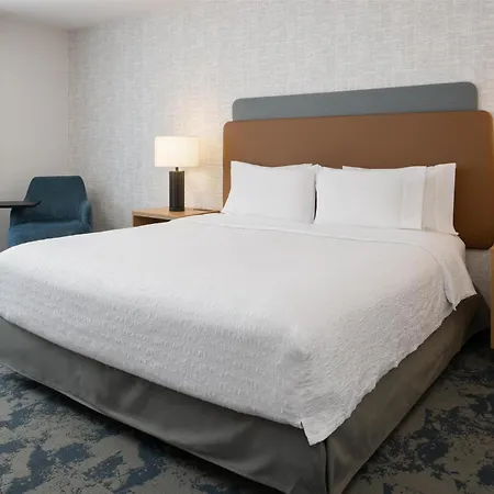 Hampton Inn & Suites Redding-2