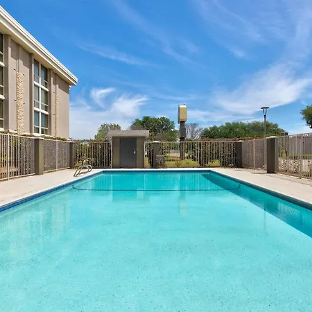La Quinta By Wyndham Dallas I-35 Walnut Hill Ln-3