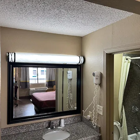 Super 8 By Wyndham Tulsa - Route 66-3