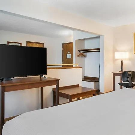Quality Inn & Suites Manistique-3