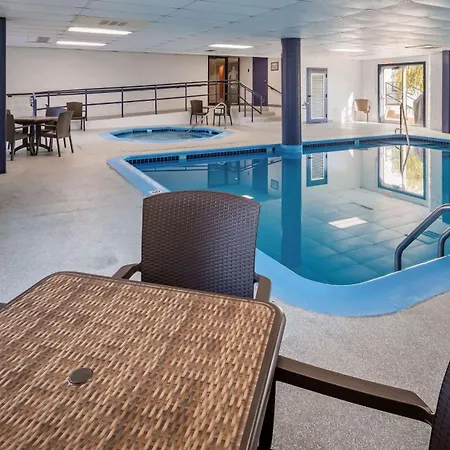 Charlevoix Inn & Suites Surestay Collection By Best Western-2