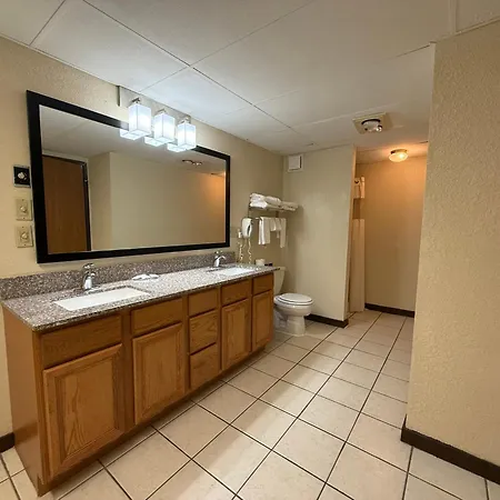 Econo Lodge Inn & Suites Wisconsin Dells-3