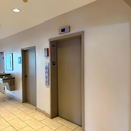 Ramada By Wyndham Glendale Heights/Lombard-3