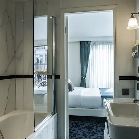 Hotel Saint-Petersbourg Opera & Spa-3