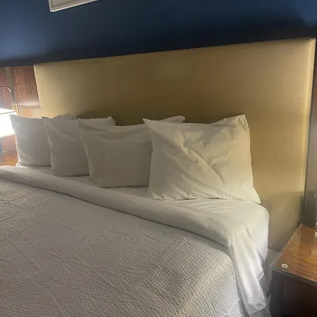 Red Roof Inn & Suites Hinesville-2