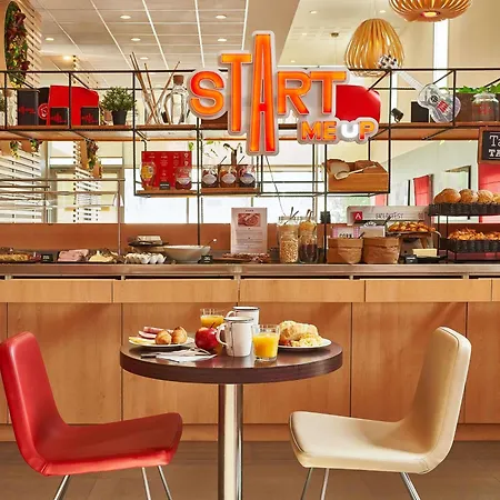 Ibis Barcelona Santa Coloma-3