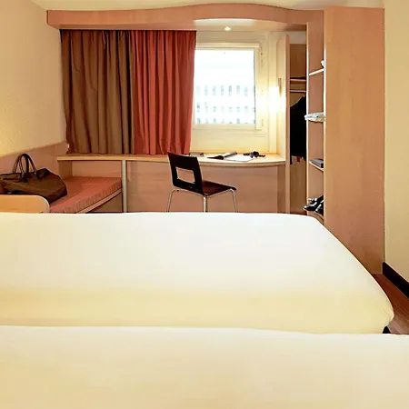 Ibis Barcelona Santa Coloma-3