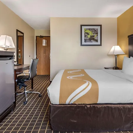 Quality Inn & Suites Warren-2