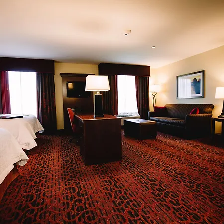 Hampton Inn & Suites Minot-3