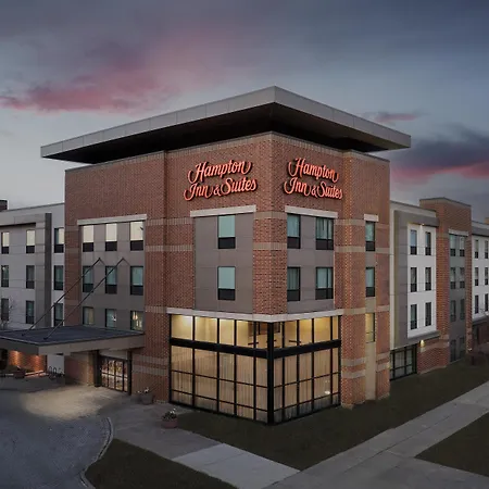 Hampton Inn & Suites Omaha-Downtown-2