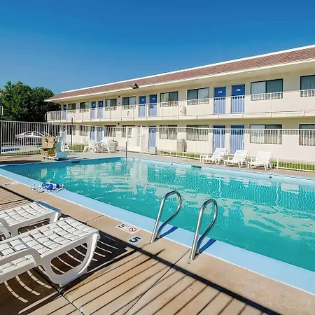 Motel 6 Thornton-3