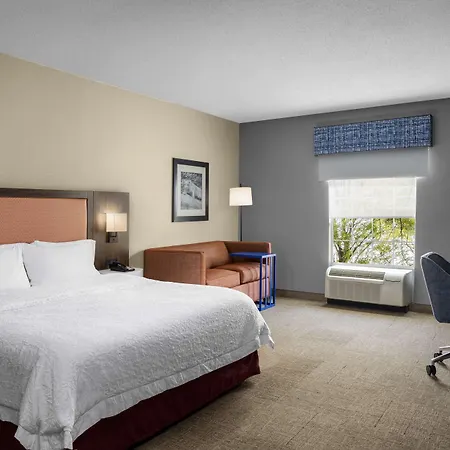 Hampton Inn & Suites State College At Williamsburg Square-3